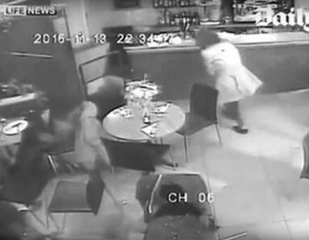 Опубликовано видео расстрела парижского ресторана (ВИДЕО)