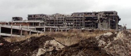 В Донецке немецким политикам устроили «экскурсию» по руинам аэропорта