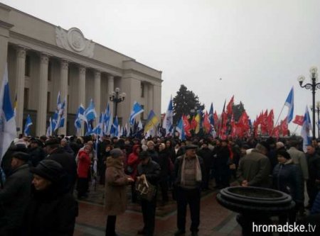 У Рады митингуют за отставку Яценюка: «Беги, кролик, беги!» (ФОТО+ВИДЕО)