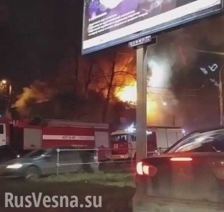 19 подразделений МЧС тушат пожар в кафе на юге Москвы (ФОТО)