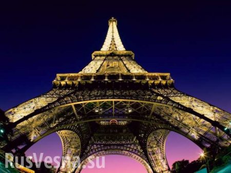 Парижане собираются на площади Республики, чтобы почтить память жертв терактов (ВИДЕО)
