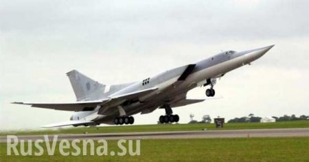 «Дождь из бомб»: дальний бомбардировщик Ту-22М3 наносит удар по объектам ИГИЛ в Сирии (ВИДЕО)