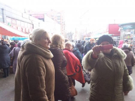 «У нее ленточка желто-синяя, бейте с*ку», — в Харькове толпа напала на волонтерку (ВИДЕО, ФОТО)