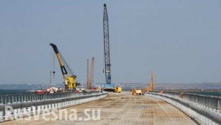 В зону строительства Керченского моста незаконно вошел сухогруз под иностранным флагом