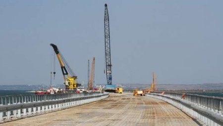 В зону строительства Керченского моста незаконно вошёл сухогруз