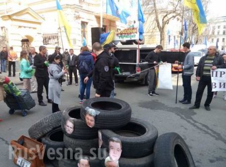 Майдан у администрации Порошенко: протестующие жгут шины и требуют люстрации (ФОТО)
