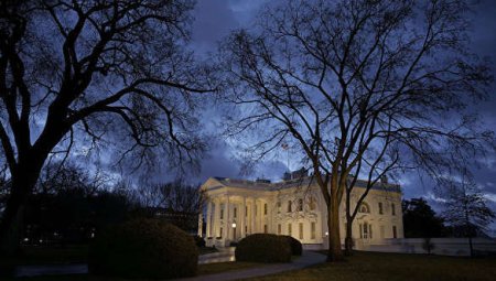 СМИ: в Вашингтоне ЧП неизвестного свойства — перекрыт вход в Белый дом