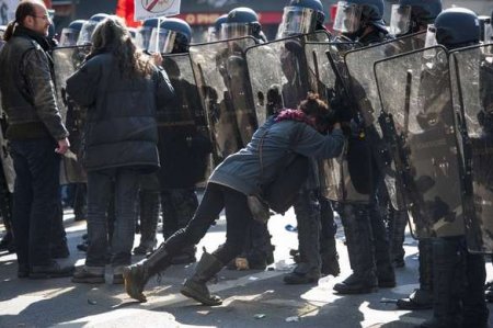 Первомайская демонстрация в Париже закончилась бойней с полицией (ФОТО)