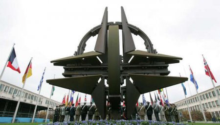 Генсек НАТО поклялся, что не хочет холодной войны, а войск в Прибалтику введет совсем немного