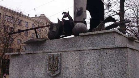 То ли сепаратизм, то ли кража: со стелы в центре Харькова украли национальный герб
