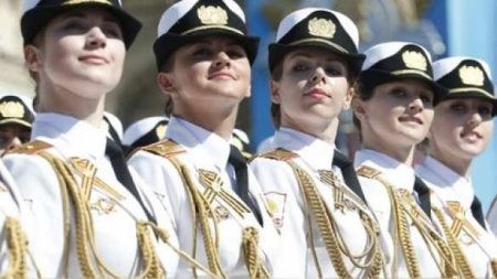 Главным оружием на «сексистском военном параде» 9 Мая в Москве стала путинская «армия в мини-юбках» — Daily Mirror, Великобритания (ВИДЕО)