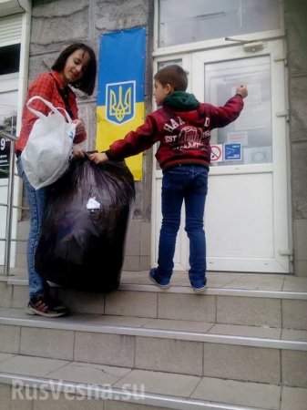«Вата, забудь про море!» — в Днепропетровске майданщица сорвала 5 кг объявлений об отдыхе в Крыму (ФОТО)
