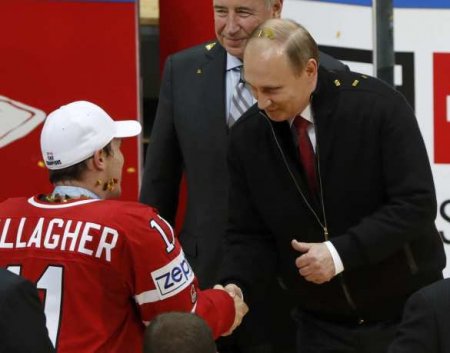 Путин вручил кубок команде Канады, победившей на ЧМ по хоккею