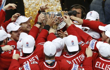 Путин вручил кубок команде Канады, победившей на ЧМ по хоккею