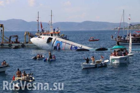 Турки заманивают туристом затопленным самолетом (ФОТО)