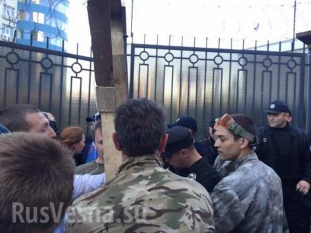 СРОЧНО: Украинские неонацисты напали на генконсульство России в Одессе (ФОТО, ВИДЕО 18+)