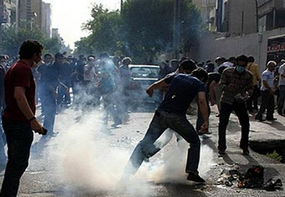 В Багдаде на месте теракта толпа закидала камнями кортеж премьер-министра (ВИДЕО)