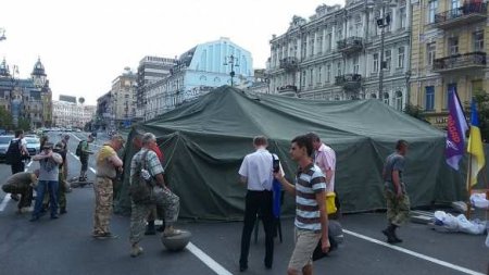 Протестующие «атошники» установили армейскую палатку на Крещатике, перекрыв движение