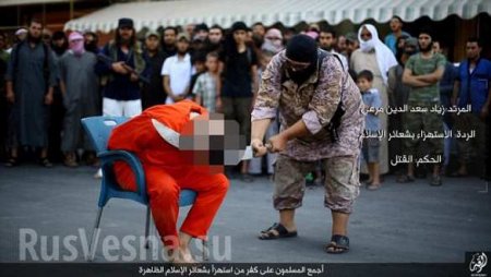 Шокирующая средневековая казнь в Ракке: палач ИГИЛ отрубает голову на глазах у детей (ФОТО 18+, ВИДЕО)