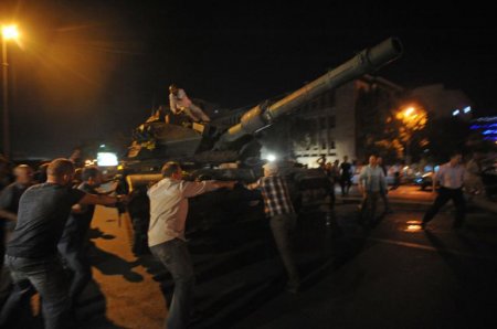 Турция: джихадисты на улицах линчуют военных (ФОТО)