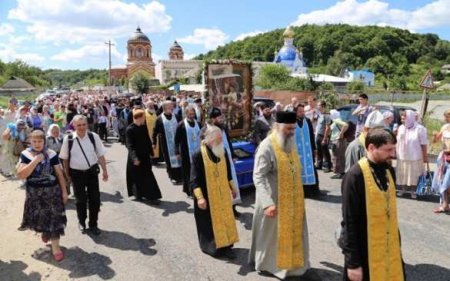 Страх и ужас в Киеве: участники крестного хода исполнили «Боже, царя храни» (ФОТО)