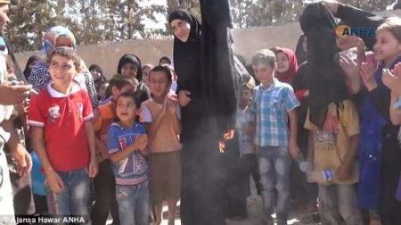 Празднуя освобождение от ИГИЛ сирийки массово сжигают паранджи (ФОТО, ВИДЕО)
