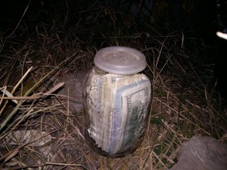 Храните деньги в банках: у украинского судьи Чауса нашли банку с долларами
