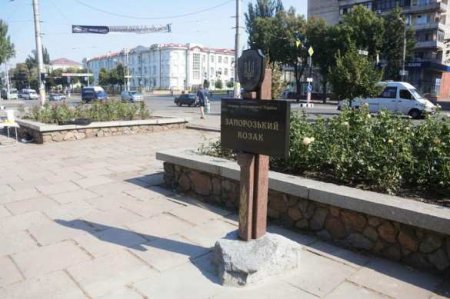 «Надгробия в центре города»: запорожская «Аллея создателей независимости» шокировала горожан (ФОТО)