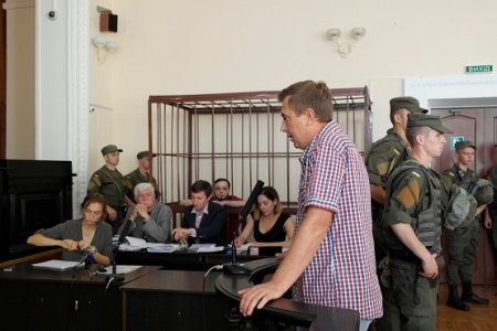 Другой такой страны не знаю: с заседания суда по активисту, порвавшему фото Порошенко, перед дракой пришлось выгнать пианиста (ФОТО, ВИДЕО)