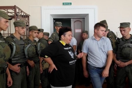 Другой такой страны не знаю: с заседания суда по активисту, порвавшему фото Порошенко, перед дракой пришлось выгнать пианиста (ФОТО, ВИДЕО)