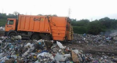 В Днепропетровской области население пробивает колёса мусоровозам из Львова