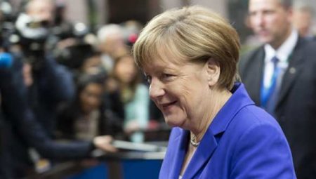 Феминистки возмущены: президент Нигерии послал политическую активную жену на кухню, а Меркель хихикает