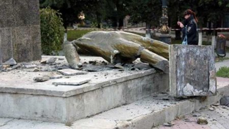 В Крыму неизвестные сбросили с постамента памятник Ленину (ФОТО)