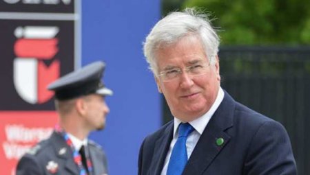 Глава Минобороны Британии исключил войну между Россией и НАТО в 2017 году