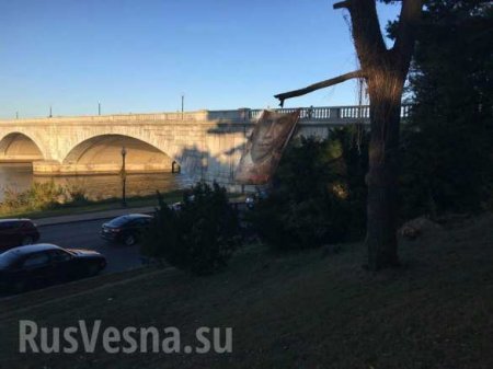 «Прощай, убийца»: в Вашингтоне попрощались с Обамой (ФОТО)