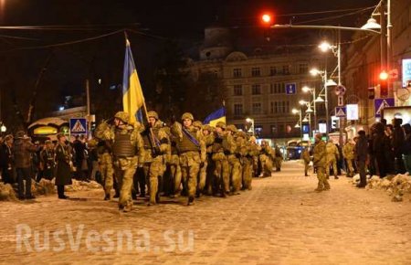 По улицам Львова прошли колонны вооруженных военных (ФОТО)