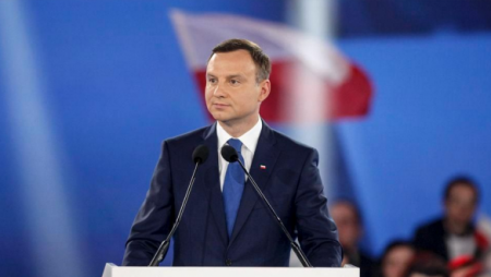 Валенса считает, что президент Польши должен подать в отставку