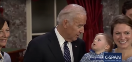 Устами младенца… Внучка сенатора-республиканца уклонилась от поцелуя Байдена (ВИДЕО)