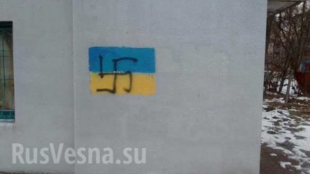 Антифашистское сопротивление: в Херсоне дома «атошников» отмечают флажками Украины со свастикой (ФОТО)