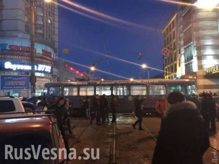 Не выдержал: в Одессе трамвай сошел с рельсов (ФОТО, ВИДЕО)