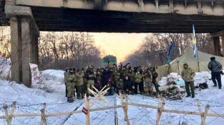 «Побратимы» против «патриотов»: участники блокады на Донбассе заявили, что их окружил спецназ полиции