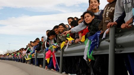 Тысячи мексиканцев встали «живой стеной» на границе США «на пути планов» Трампа