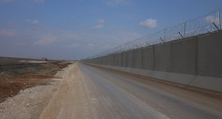 Вот как выглядит проект «Стена»: Турция построила более половины бетонной стены на границе с Сирией (ФОТО)