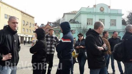 Их место — на кухне: неонацисты сорвали женский митинг в Ужгороде (ФОТО, ВИДЕО)