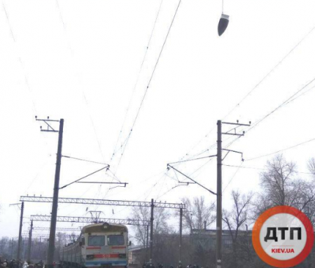 Диверсанты Кремля: неизвестный с утюгом заблокировал движение электричек в Киеве (ФОТО)
