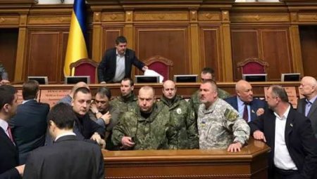 Заседание Рады Украины закрыто: трибуну захватили избитые депутатом Парасюком полицейские