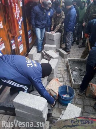В Тернополе замуровали вход в здание Сбербанка (ФОТО)