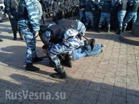 В Москве протестующие пытаются установить баррикады (ФОТО)