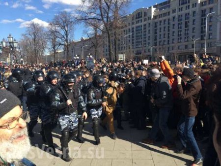 В Москве протестующие пытаются установить баррикады (ФОТО)
