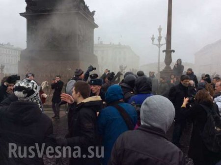 ВАЖНО: В Петербурге протестующие бросили в полицию дымовую шашку (ФОТО, ВИДЕО)